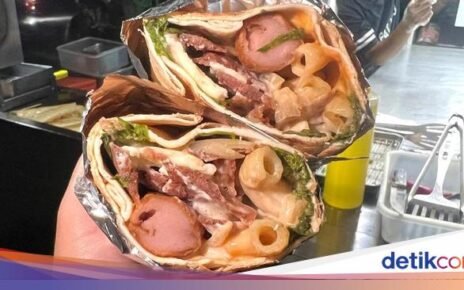 Rela Antre 1 Jam Demi Cicip Kebab 'Gendut' yang Viral di Sunter!