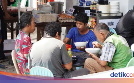 Mulia! Kedai Ini Menjual Makanan Murah untuk Buruh