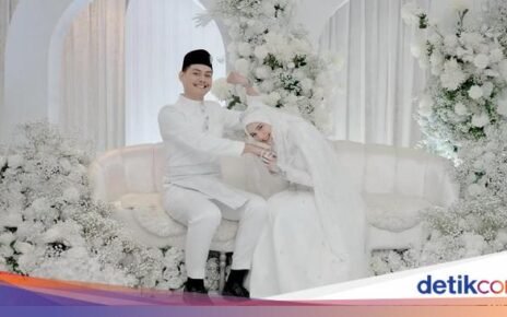 Pose Cantik Yasmine Ow, Mantan Istri Aditya Zoni Saat di Restoran