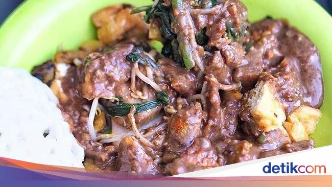 Uenake Rekk! 5 Rujak Cingur Legendaris di Surabaya, Ada yang Sudah 87 Tahun