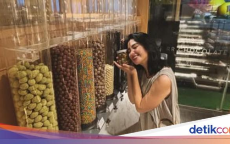Gaya Kece Ochi Rosdiana Makan Cilok dan Masak Nasi Goreng