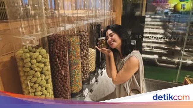 Gaya Kece Ochi Rosdiana Makan Cilok dan Masak Nasi Goreng