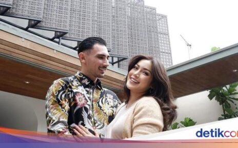 Vincent Verhaag Asyik Kulineran Bareng Istri dan Anak