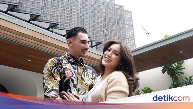 Vincent Verhaag Asyik Kulineran Bareng Istri dan Anak