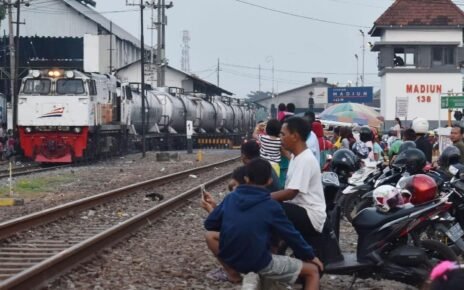 KAI Larang Masyarakat Ngabuburit di Jalur Kereta Api