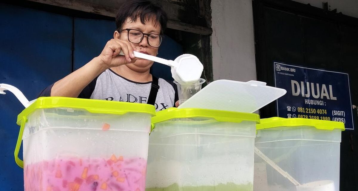 Kisah Sri, Korban PHK Massal Sritex Jualan Es Buah untuk Sambung Hidup