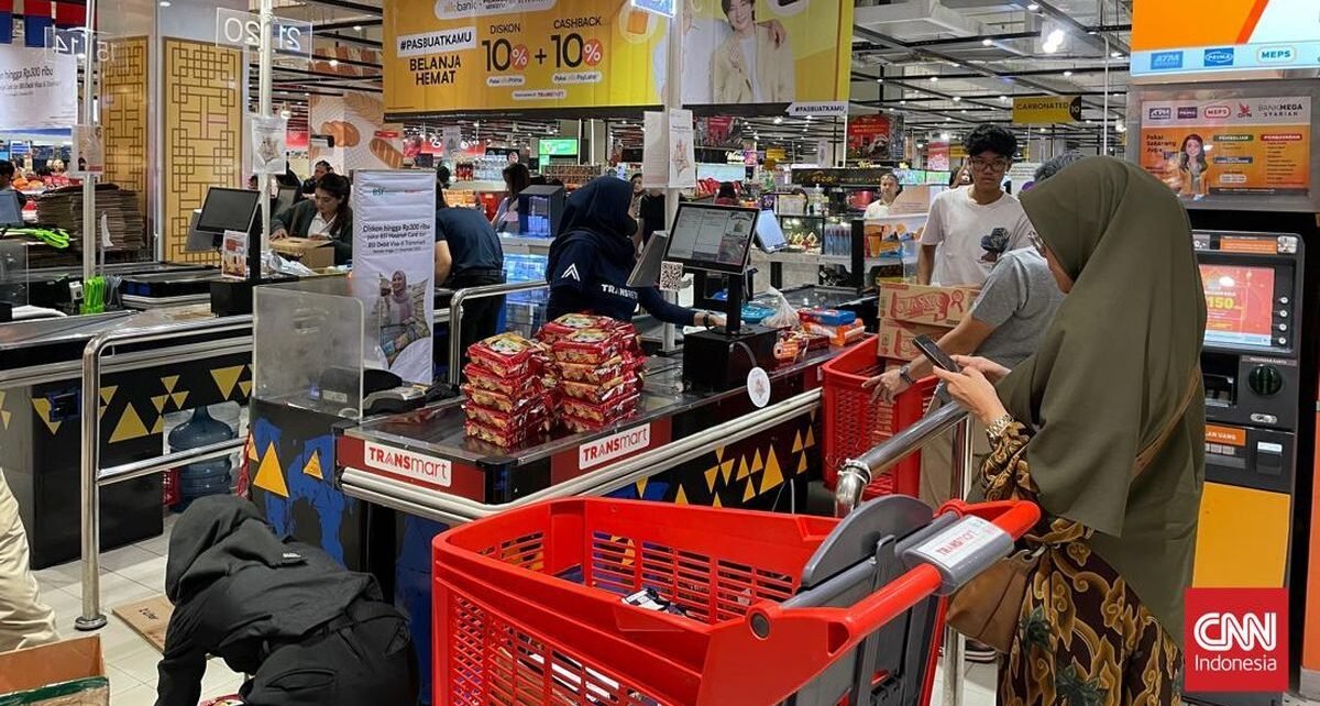 Ramai Pengunjung Belanja Stok Ramadan di Transmart Full Day Sale