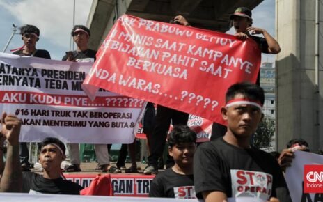 Pengemudi Truk Demo Pembatasan Operasi Kala Mudik di Surabaya