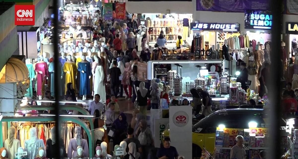 Ramai-Ramai Warga Belanja di Pasar Jelang Lebaran 2025
