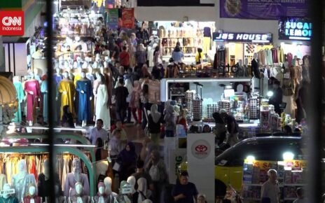 Ramai-Ramai Warga Belanja di Pasar Jelang Lebaran 2025