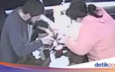 Curang! Pasangan Ini Terekam CCTV Taruh Rambut di Atas Makanan Agar Gratis