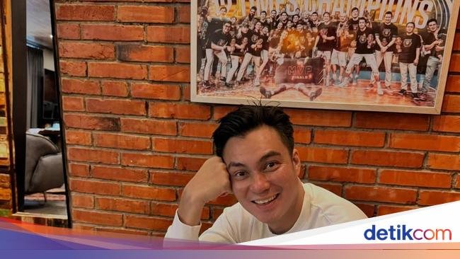 Ini Gaya Baim Wong Saat Makan Nasi Padang dan Durian Brulee