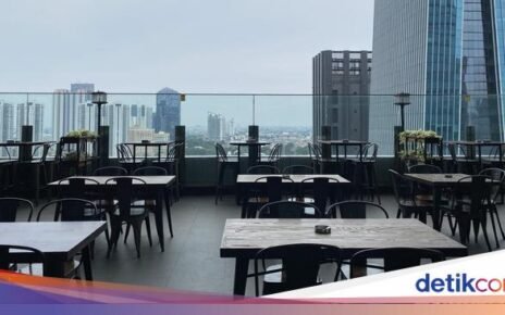 Sensasi Menikmati Korean Chicken Curry dari Ketinggian Lantai 17