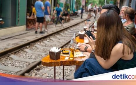Hanoi Larang Wisata Ngopi di Tepi Rel Kereta Api Karena Berbahaya