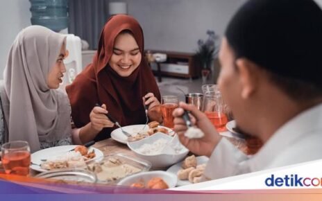 Begini Hukumnya Makan di Depan Orang yang Sedang Berpuasa