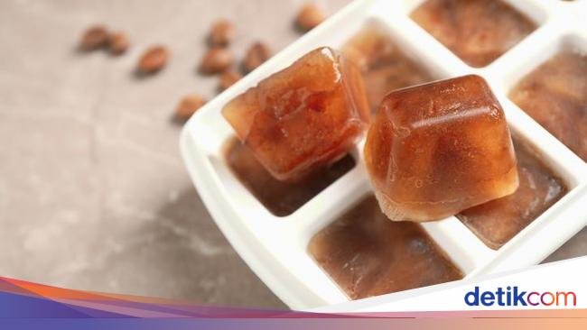 Pudarkan 'Mata Panda' Bisa Pakai Es Batu Kopi, Ini Caranya
