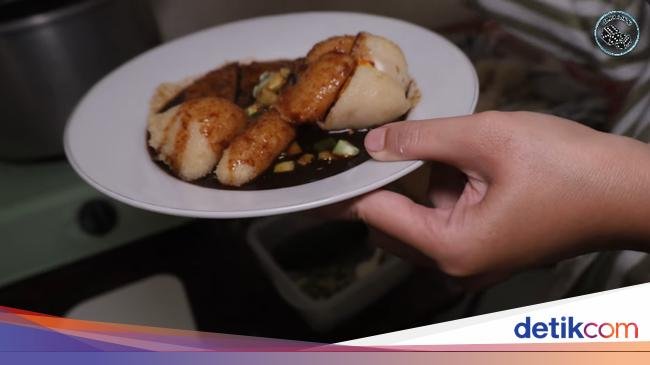 Mantan Manajer Ini Jual Pempek, Ludes 200 Buah Sehari