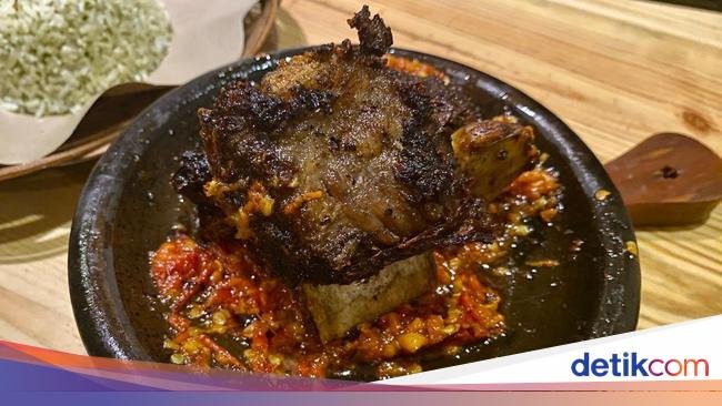 Gurih Meresap! Iga Bakar Sambal Bawang Pakai Nasi Daun Jeruk