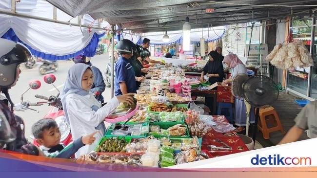 Ramai 'War Takjil' Saat Ramadan, Begini Hukumnya dalam Islam