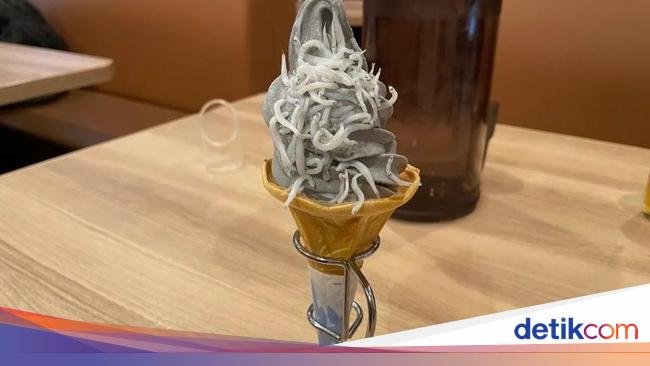 Unik! Es Krim Vanilla Ini Disajikan dengan Topping Ikan Teri