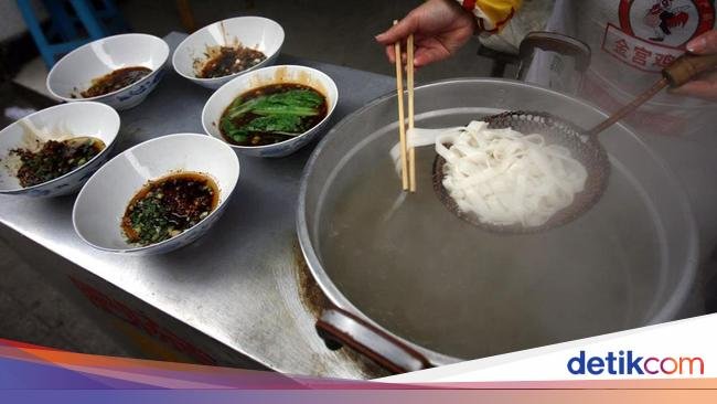 Wow! Di Rumah Duka Ini Terkenal Ada Mie Beras Enak