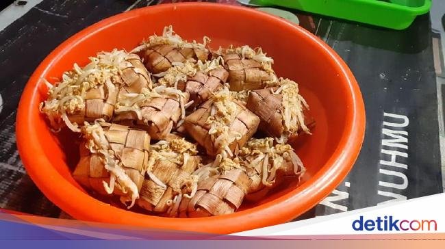 Punya Nama Aneh, Ketupat Jembut Diperebutkan Saat Syawalan