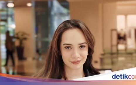 10 Potret Seru Puteri Anne Makan bareng Keluarga dan Teman