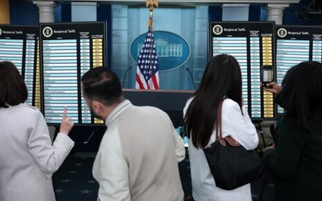 Pasar Saham AS Jebol Gara-gara Perang Tarif Trump