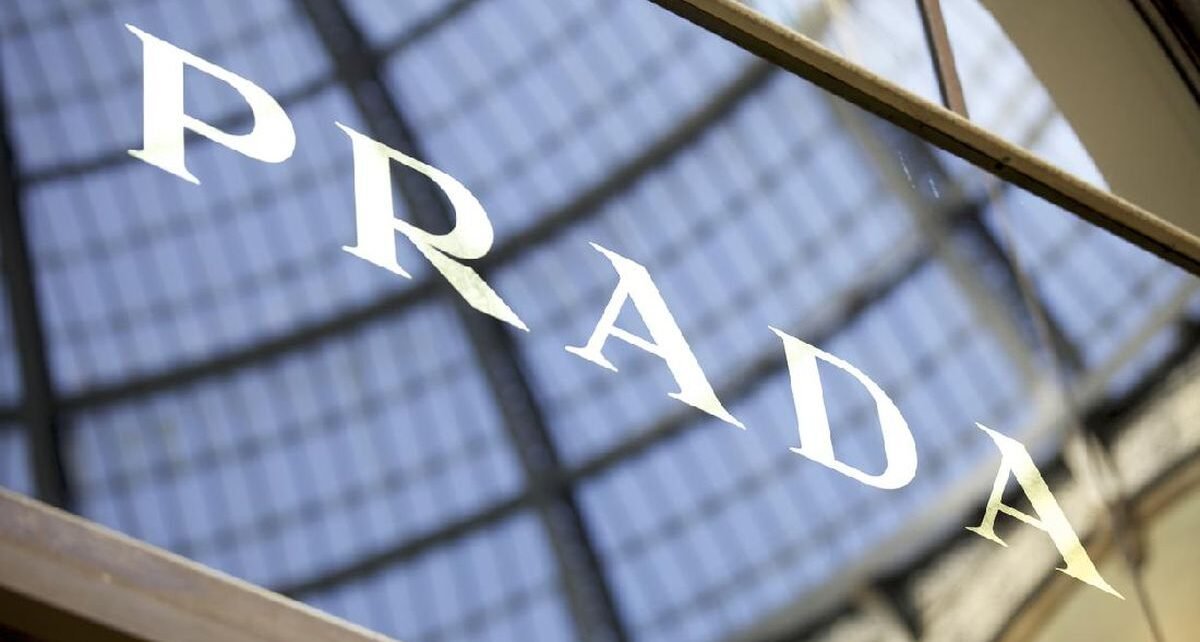Prada Bakal Akuisisi Versace dan Jimmy Choo