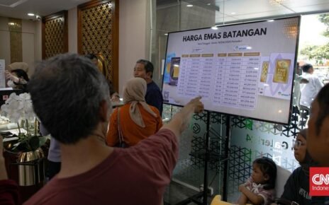 Antrean Mengular Para Pemburu Emas: Rela Datang dari Subuh