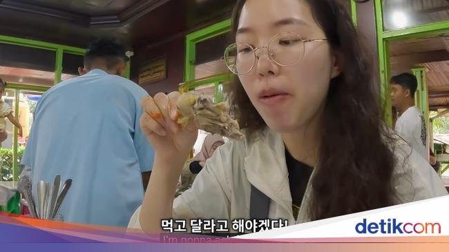 YouTuber Ini Cicip Ayam Pop Autentik di Bukittinggi
