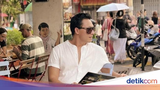 Begini Potret Indra Bruggman Saat Meracik hingga Minum Kopi