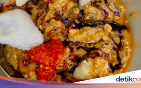 Mang Ade Tawarkan Kupat Tahu Singaparna di Bandung Sejak 1994