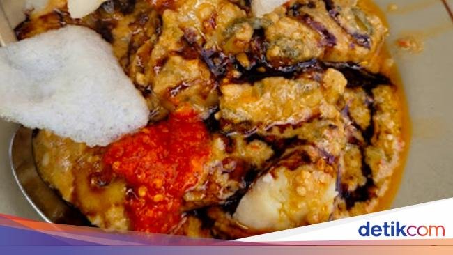 Mang Ade Tawarkan Kupat Tahu Singaparna di Bandung Sejak 1994