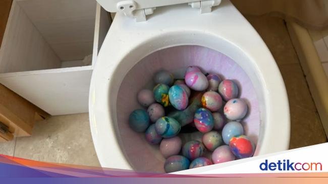 Jijik! Wanita Ini Mewarnai Telur Paskah di Toilet Duduk