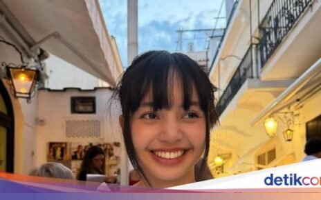 Gemas! 10 Momen Lisa BLACKPINK Jajan Permen Kapas hingga Truffle