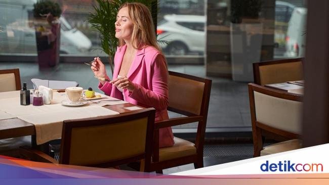 Makan Sendirian di Resto, Wanita Ini Dihujat Karena Tak Mau Berbagi Meja