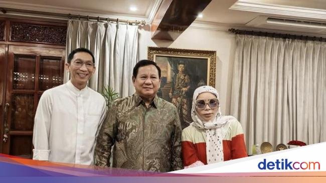 Gaya Kece Melly Goeslaw saat Kulineran Surabi Oncom hingga Petai