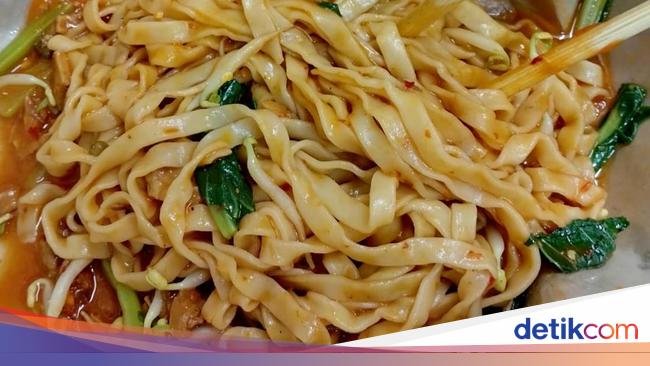 Mie Ayam Dibungkus Pakai Kertas Nasi Jadi Perdebatan, Kok Bisa?