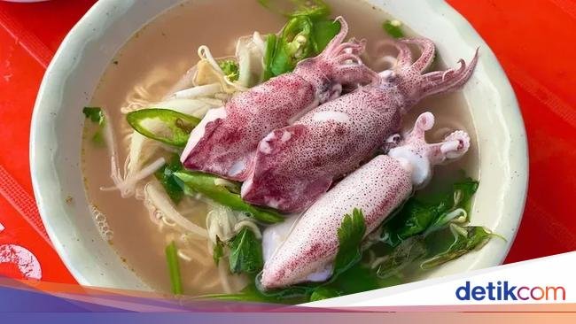 Gurih Segar! Kreasi Mie Instan Topping Cumi Viral di Vietnam
