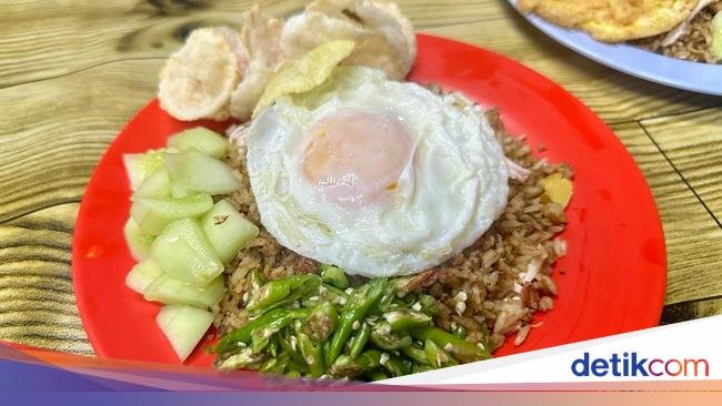 Uniknya Nasi Goreng Jalan Daksa, Tanpa Minyak dan Pakai Irisan Cabai Rawit