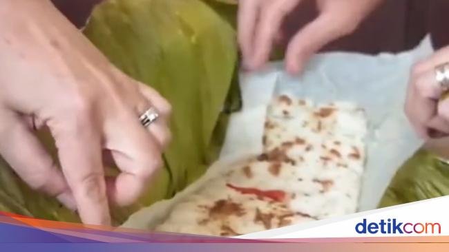 Disuguhi Nasi Liwet Gulung Daun Pisang, Bule Inggris Ini Takjub!