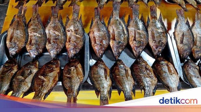 Puas! Belanja Bandeng hingga Gurami Asap di Pasar Ikan Asap Beji Pasuruan