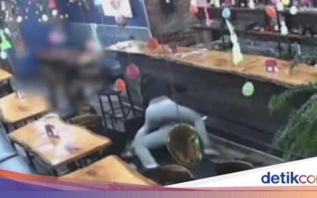 Pengunjung Protes Makanan Tak Enak dan Berakhir Siksa Pelayan Resto