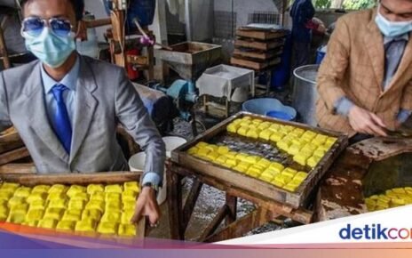 Kocak! 10 Penjual Makanan Ini Cosplay Jadi Power Rangers dan Kuntilanak