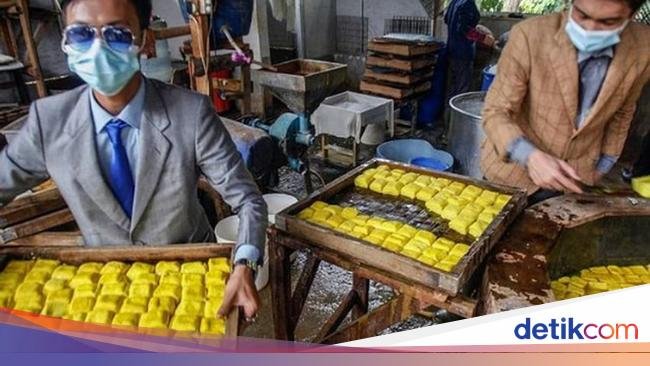 Kocak! 10 Penjual Makanan Ini Cosplay Jadi Power Rangers dan Kuntilanak
