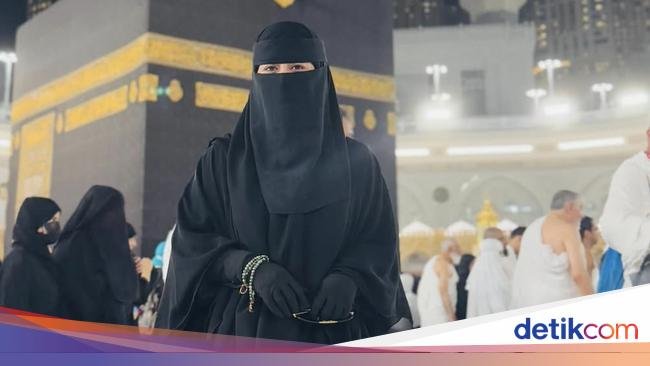 Potret Umi Pipik Masak Buat Keluarga hingga Ngemil Dessert di Kafe