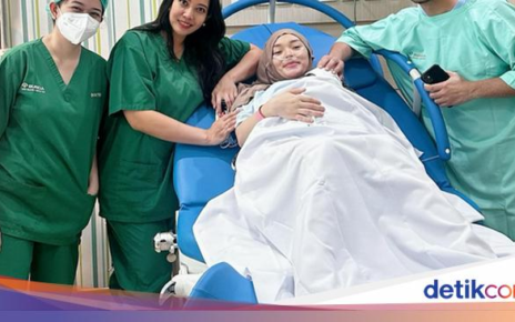 Potret Zaskia Gotik Saat Makan Pasta hingga Cicip Dessert Cantik