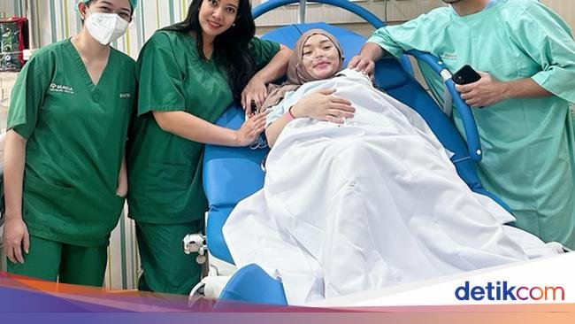 Potret Zaskia Gotik Saat Makan Pasta hingga Cicip Dessert Cantik