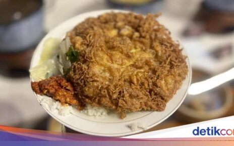 Menikmati Telur Dadar Crispy dan Bakmi Jawa di Pinggir Sungai